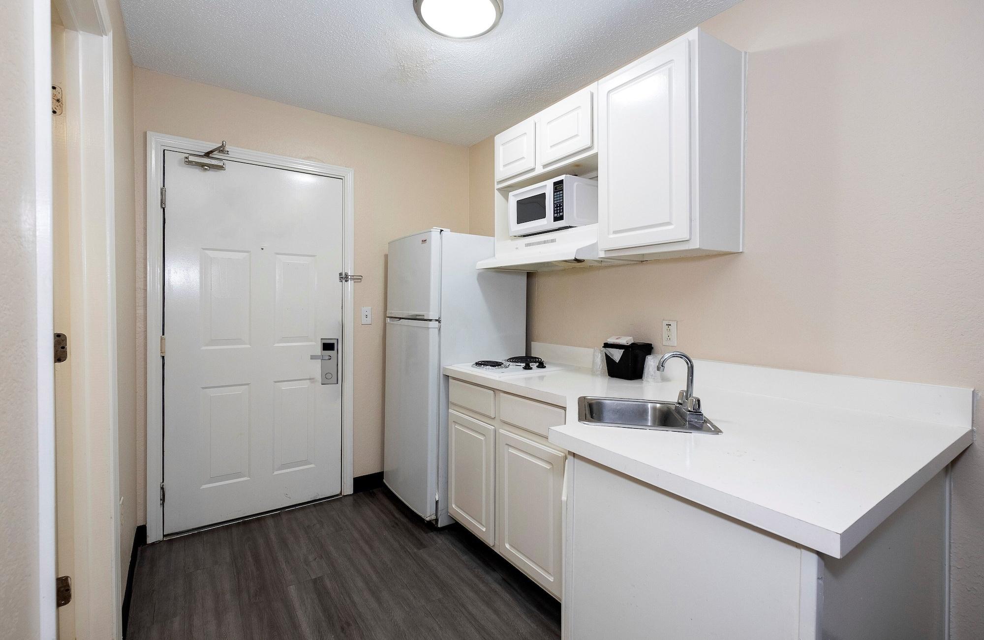 Red Roof Inn & Suites Pensacola-Nas Corry Beach Haven Buitenkant foto