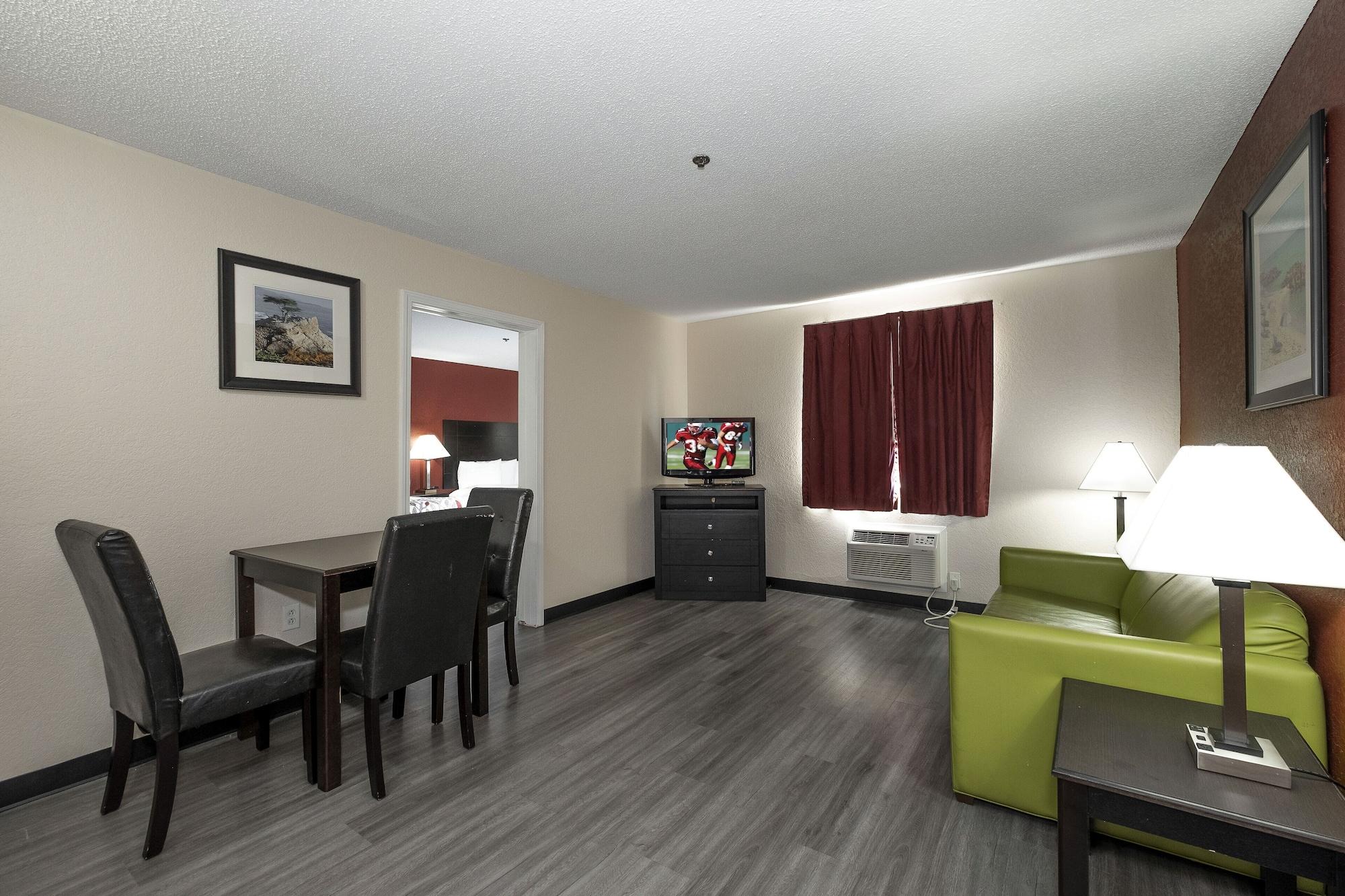 Red Roof Inn & Suites Pensacola-Nas Corry Beach Haven Buitenkant foto