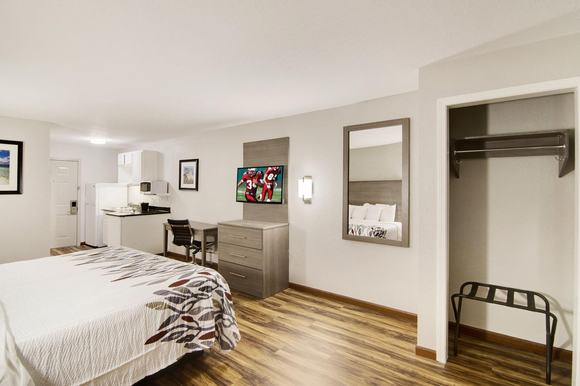 Red Roof Inn & Suites Pensacola-Nas Corry Beach Haven Buitenkant foto
