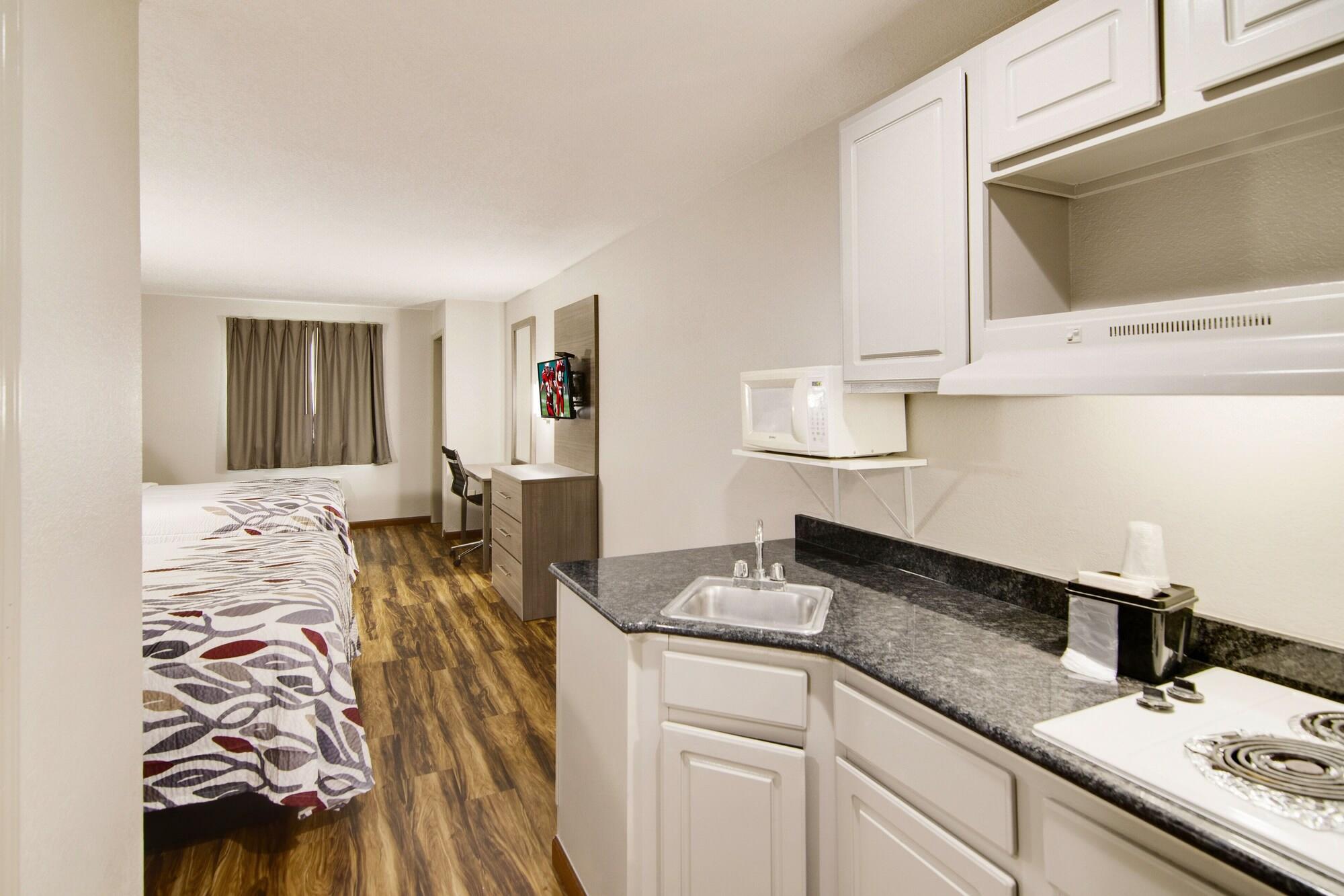 Red Roof Inn & Suites Pensacola-Nas Corry Beach Haven Buitenkant foto